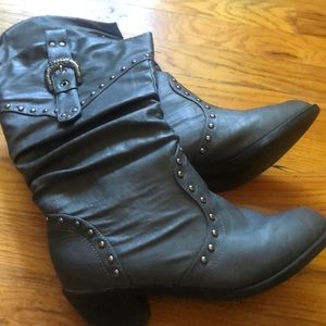 Studded cowgirl boots 👢